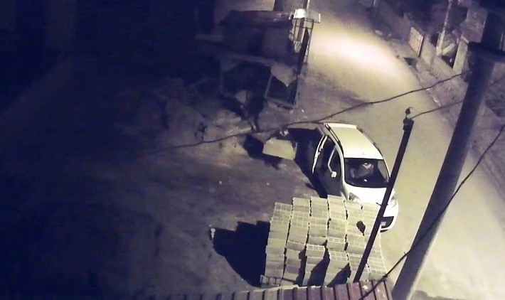 Aracın plakasını çamurla kapatan hırsızlar yakayı ele verdi