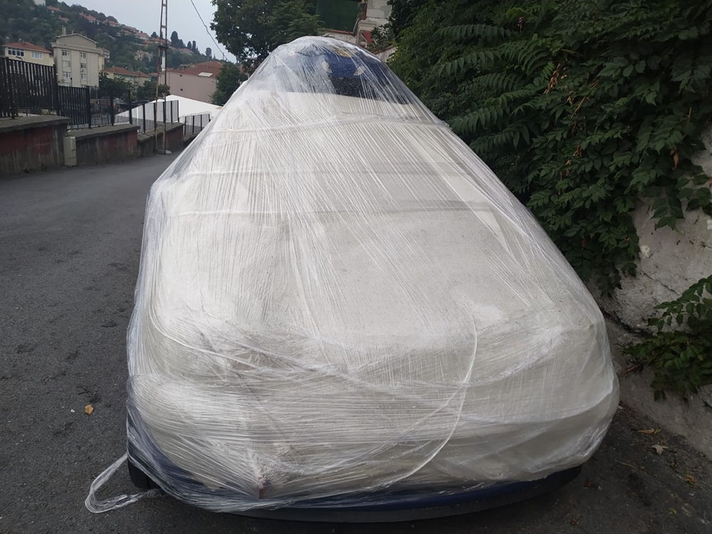 Aracını doludan korumak için otomobili streç ile sardı