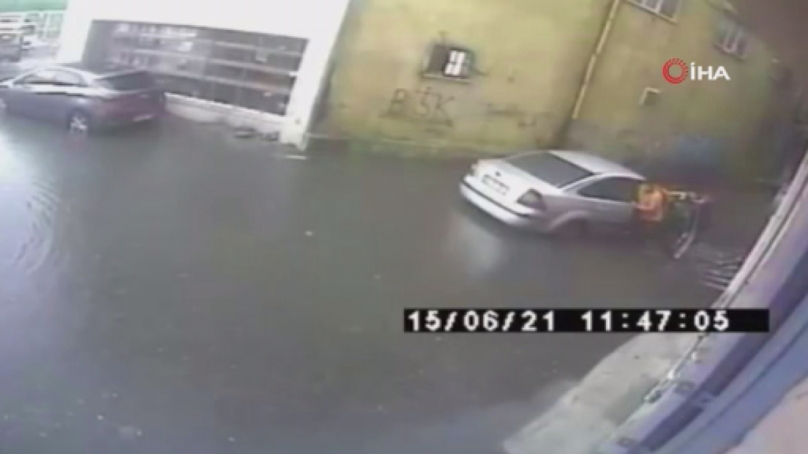 Aracıyla hızla girdiği su birikintisinde mahsur kaldı