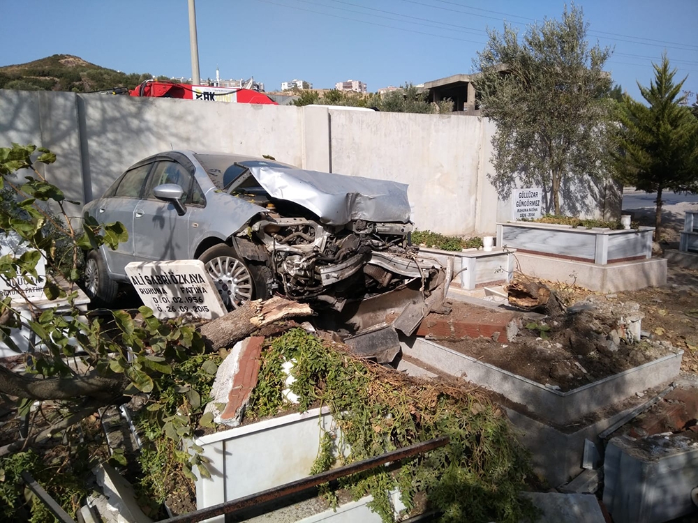 Aracıyla mezarlığa uçtu, 6 mezar zarar gördü