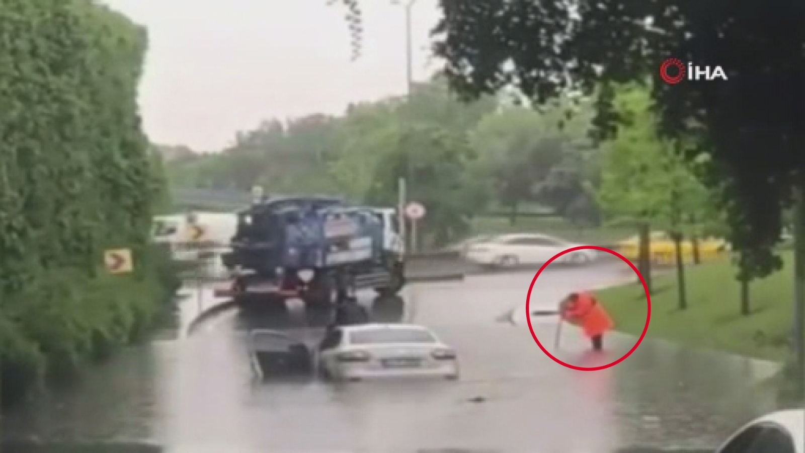 Aracıyla su basan yolda mahsur kaldı, otomobilin üzerinde kurtarılmayı bekledi