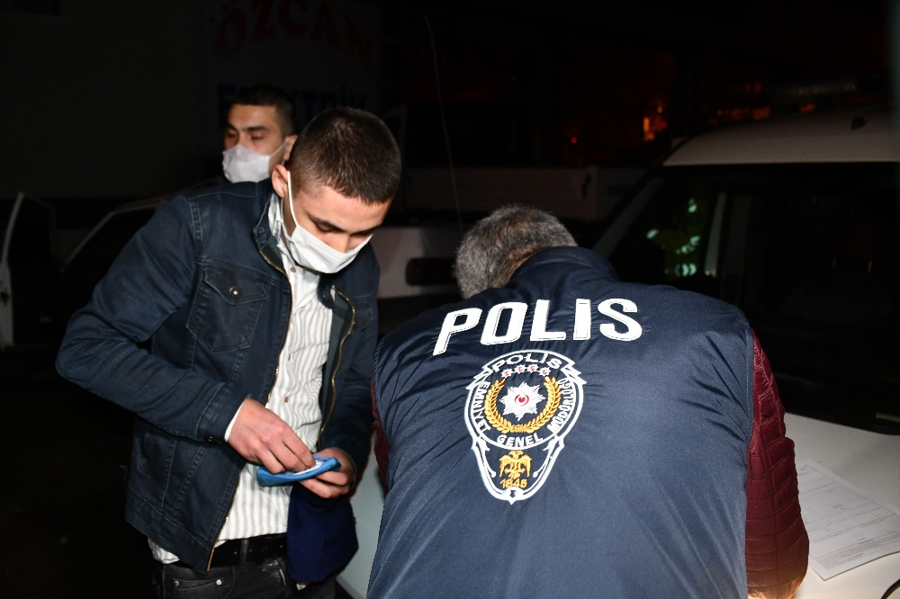 Araçla polisten kaçan maskesiz gençler alkollü çıktı
