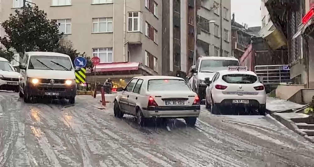 Araçlar karda kaydı, sürücüler yokuşlardan güçlükçe çıktı