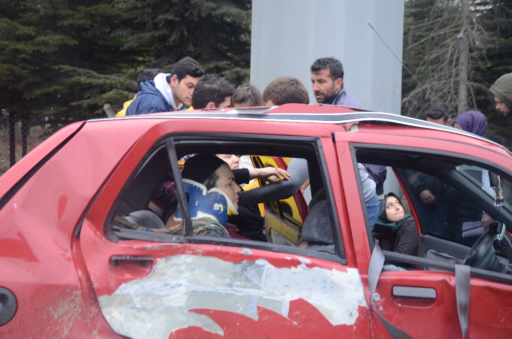 Araçta Sıkışan Annesini Kurtarmaya Çalıştı, O Anlar Kameraya Yansıdı