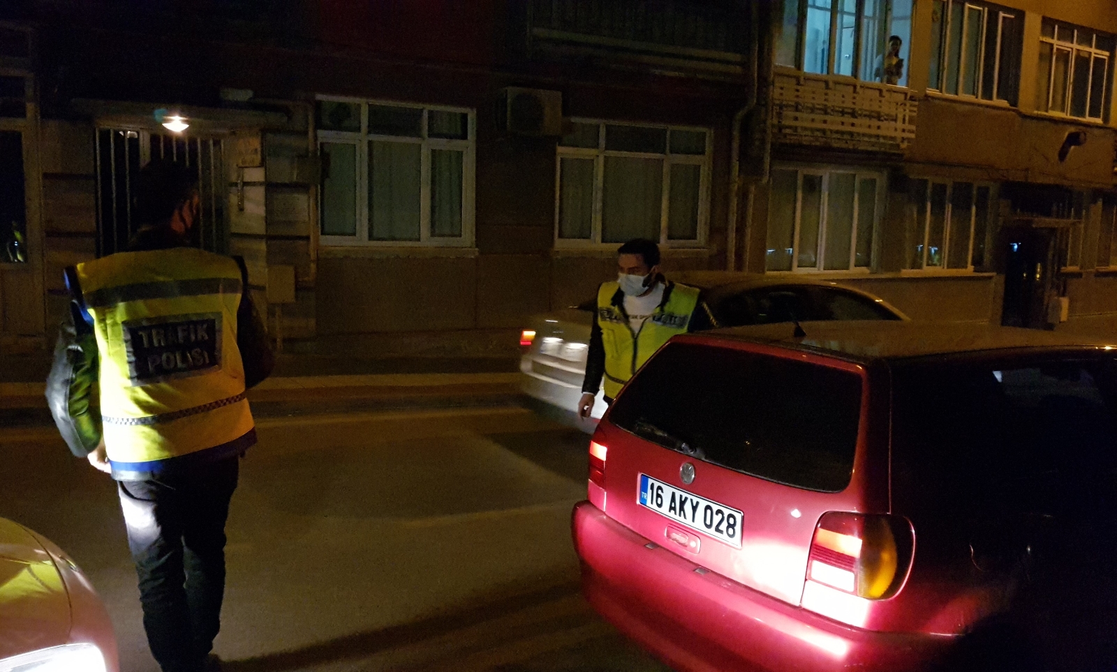 Araçtan çıkan kumandaya basan polis çıkan seslerle şaşkına döndü