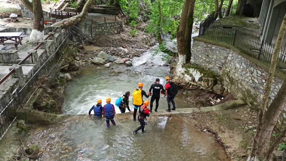Arama çalışmalarında sel alarmı... Yağış başladı ekipler bölgeden çıkartıldı