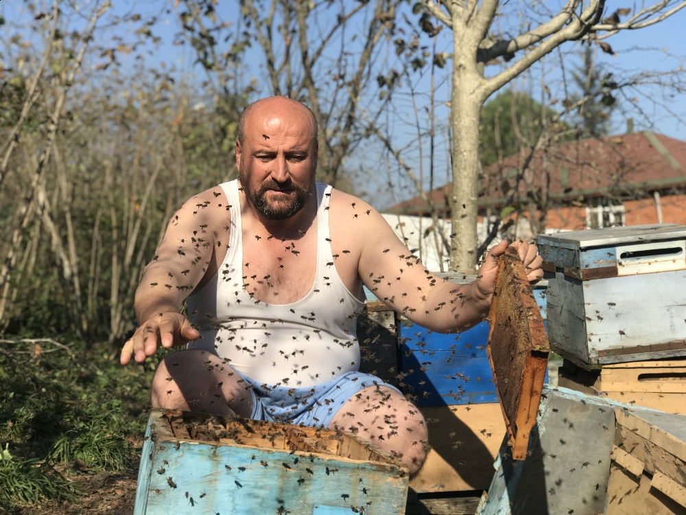 ‘Arılar Beni Tanır Dedi, Yarı Çıplak Peteklerin Arasına Daldı