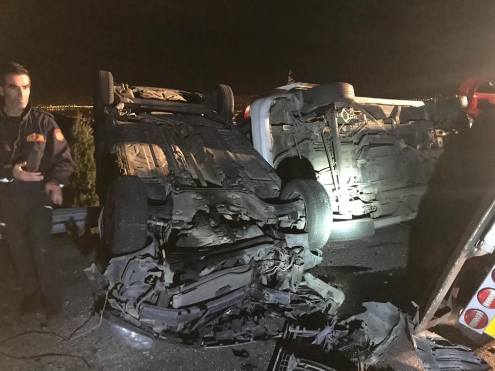 Arızalanan 2 otomobili taşıyan çekici devrildi: 2 ölü, 6 yaralı