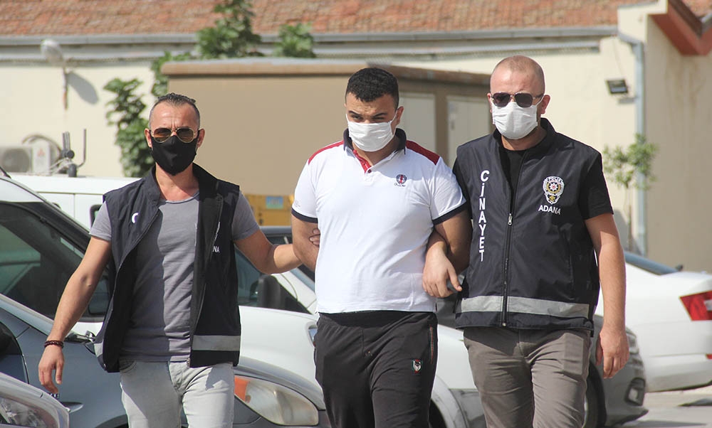 Arkadaşını, sosyal medyada kendisine hakaret ettiği için öldürmüş
