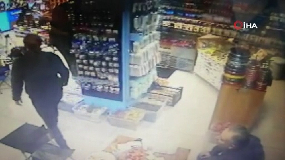 Arkadaşları kaçtı o oturmaya devam etti