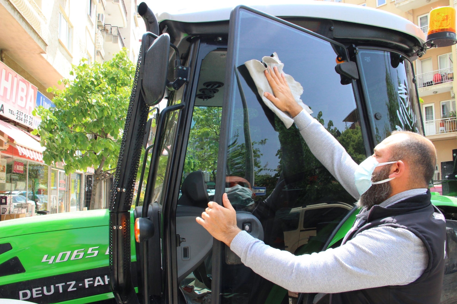 Arkadaşlarına kızdı, otomobilini bırakıp traktör aldı