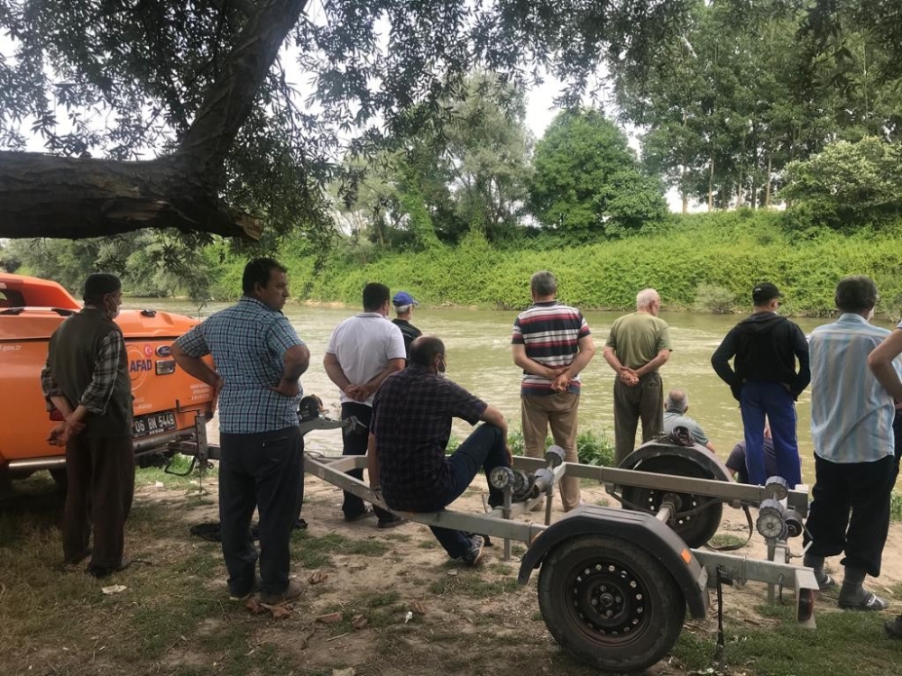 Arkadaşlarıyla Sakarya Nehri’ne giren 13 yaşındaki çocuk suda kayboldu