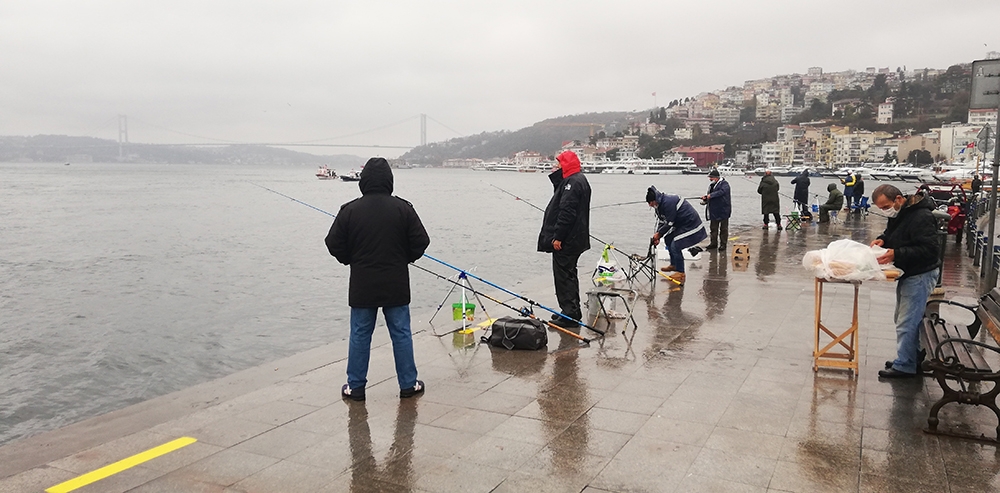 Arnavutköy sahilinde balıkçılara sosyal mesafe ayarı