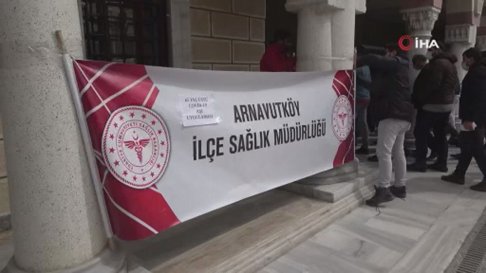 Arnavutköy’de 65 yaş üstü vatandaşlara mobil aşı merkezlerinde aşı