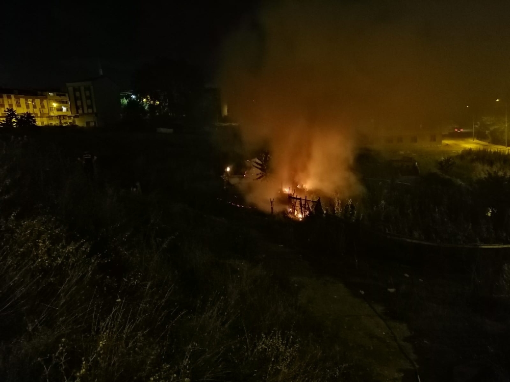 Arnavutköy’de barakada yangın paniği