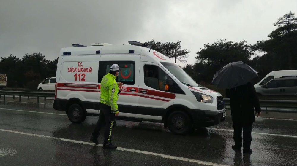 Arnavutköy’de çevik kuvvet polislerini taşıyan minibüs kaza yaptı