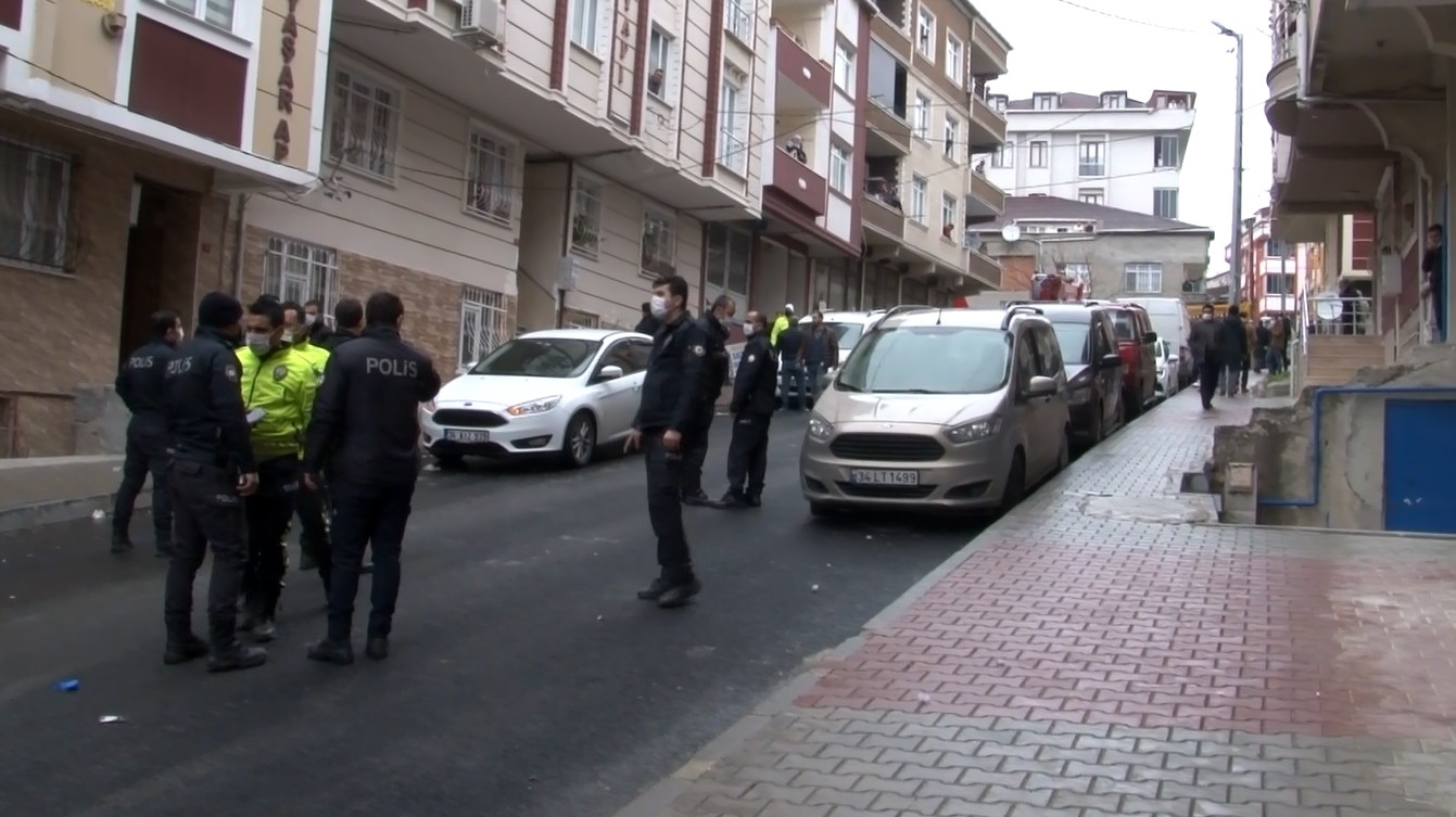 Arnavutköy’de çocukların kavgasına aileleri de karıştı ortalık savaş alanına döndü