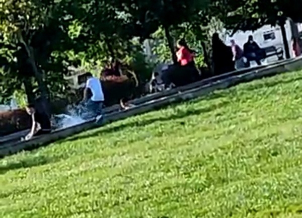 Arnavutköy’de çocukların tehlikeli süs havuzu eğlencesi kamerada