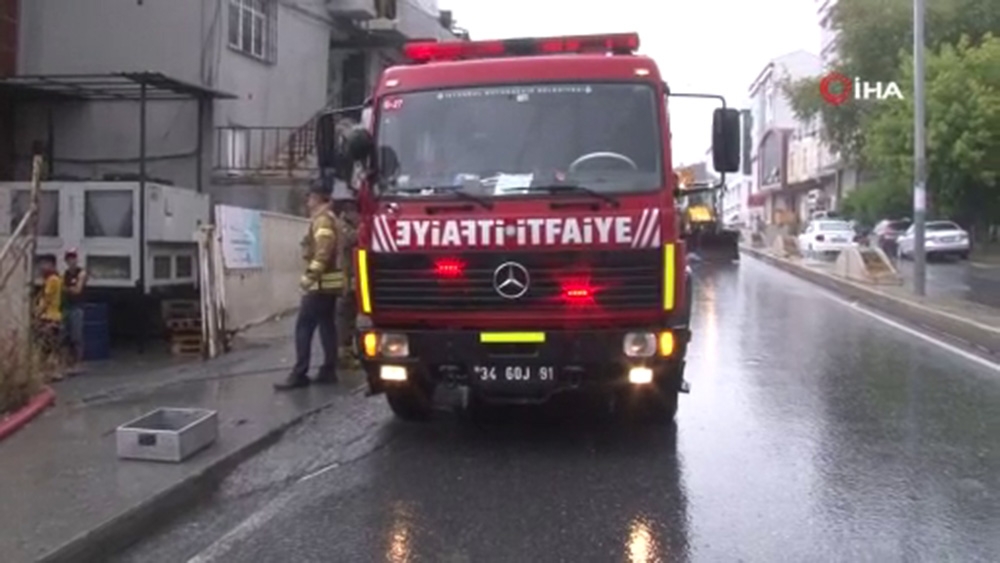 Arnavutköy’de fabrikayı yağmur suyu bastı