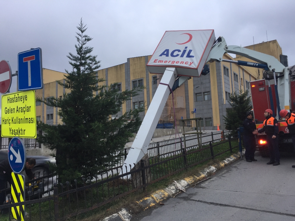 Arnavutköyde Fırtınada Çatı Uçtu, Hastane Tabelası Devrildi
