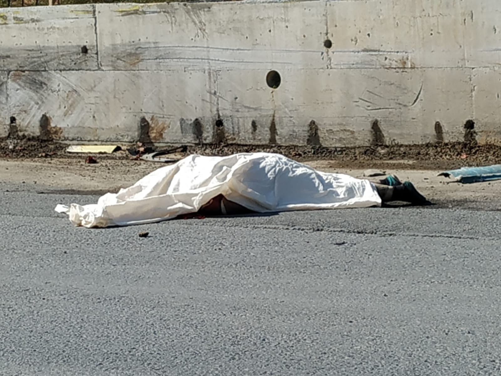 Arnavutköy’de freni boşalan kamyondan atlayan şoför, feci şekilde hayatını kaybetti