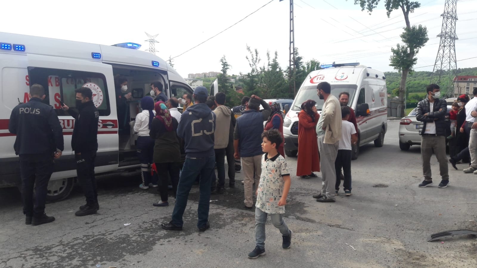 Arnavutköy’de freni boşalan minibüs inşaat iskelesine çarptı: 3 yaralı