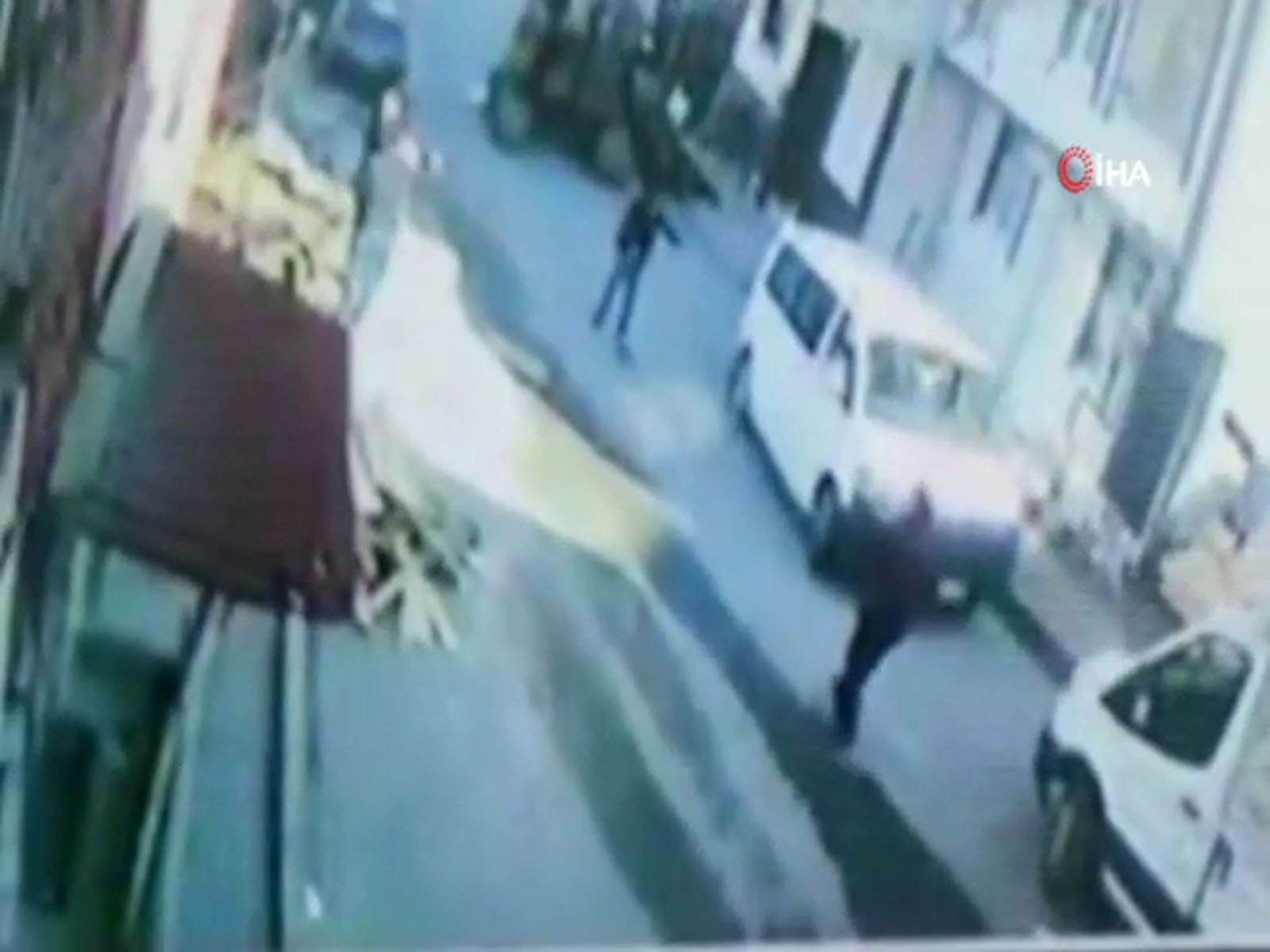 Arnavutköy’de hafriyat alımı sırasında başka bir binanın altındaki toprak kaydı