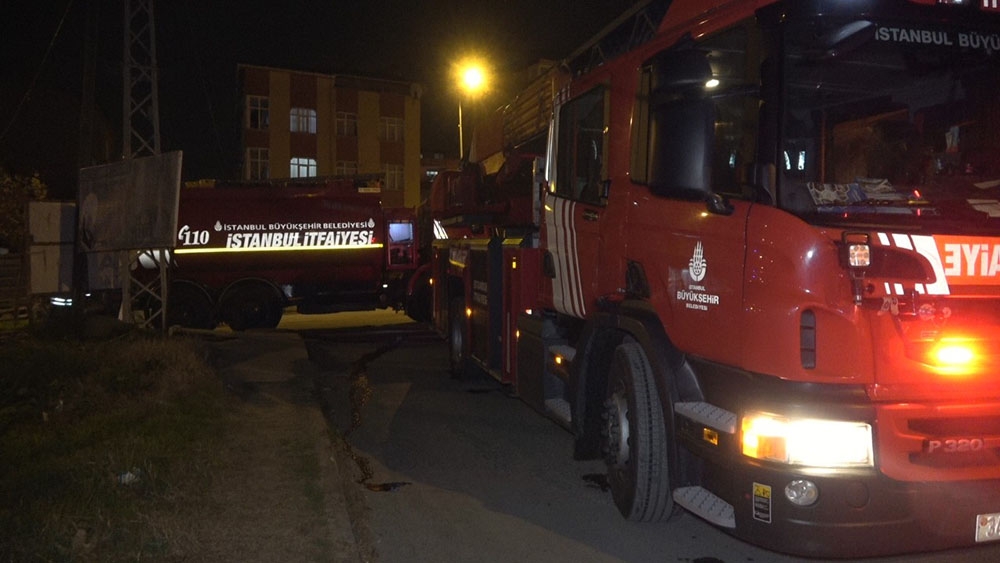 Arnavutköy’de hareketli dakikalar: Sigara izmariti atılan hurdalık yandı