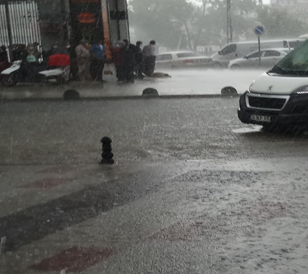 Arnavutköy’de kısa süren yağmur, yolları göle çevirdi