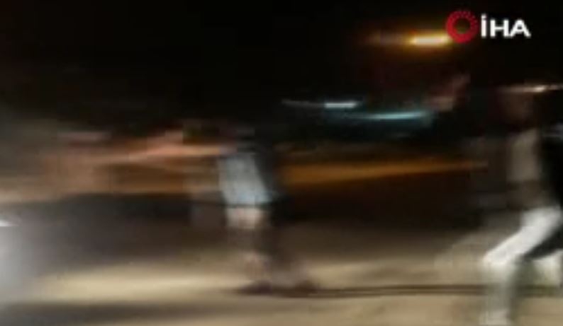 Arnavutköy’de kısıtlamayı hiçe sayan gençler yol kenarında müzik çalıp oynadı