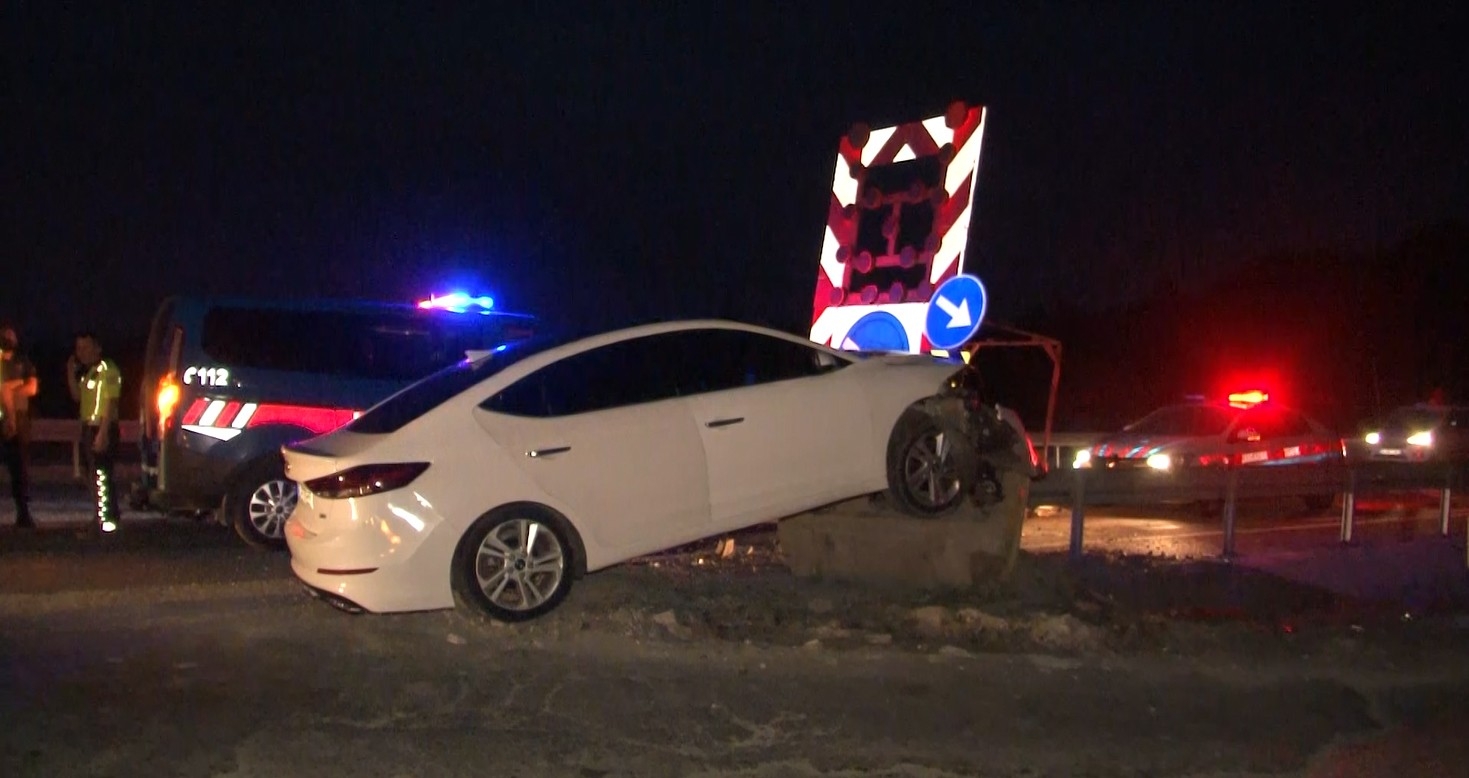 Arnavutköy’de kontrolden çıkan otomobil ok gibi bariyerlere saplandı