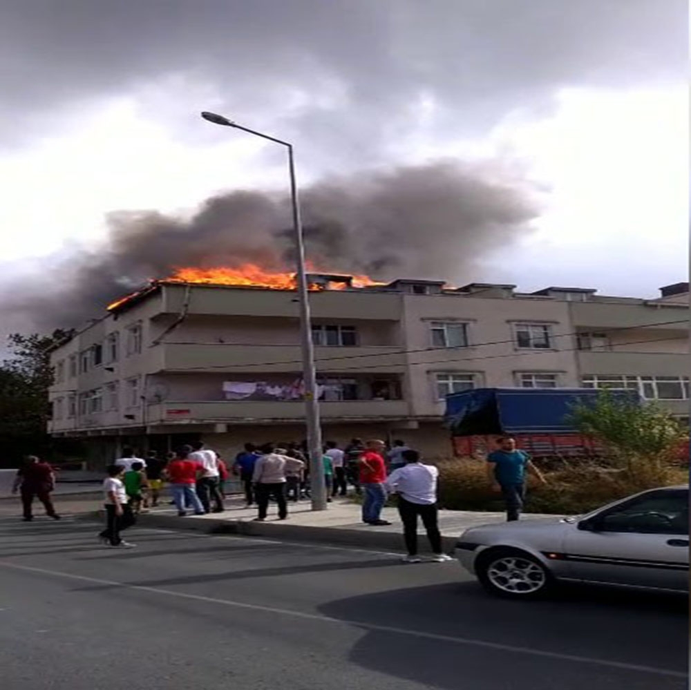 Arnavutköy’de mangaldan tutuşan çatı, alev alev yandı
