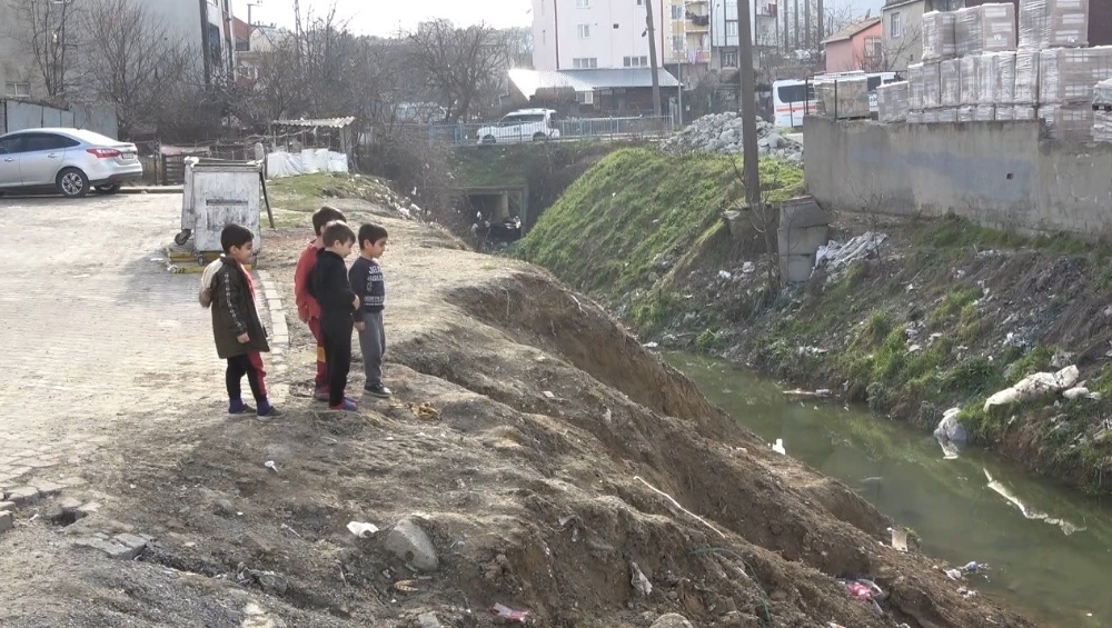 Arnavutköy’de önlem alınmayan dere kenarında çocukların tehlikeli oyunu