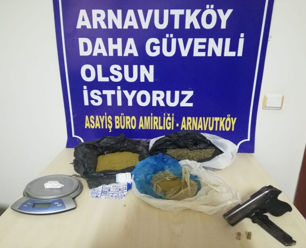Arnavutköy’de operasyon yapılan evden 1,5 kilo uyuşturucu madde çıktı