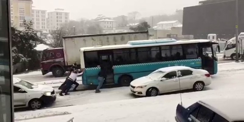 Arnavutköy’de özel halk otobüsü ve ambulans yolda kaldı
