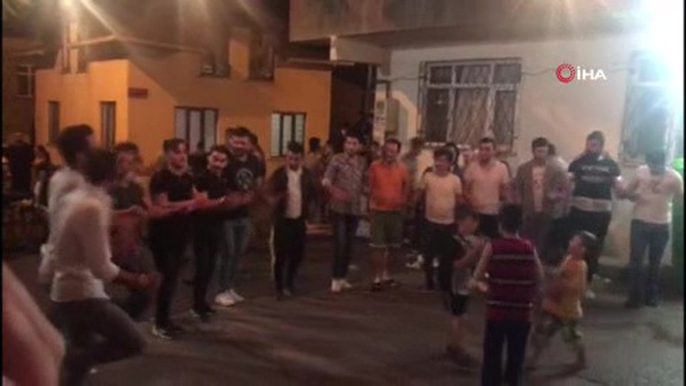 Arnavutköy’de pes dedirten görüntüler: Korona virüs yokmuş gibi eğlendiler