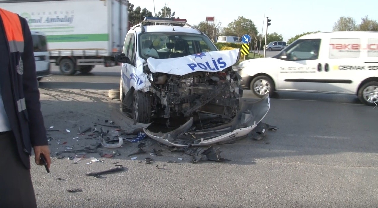 Arnavutköy’de polis otosuyla pikap çarpıştı, 2 polis yaralandı