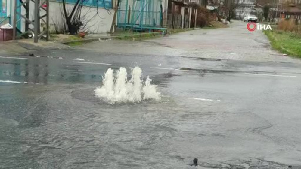Arnavutköy’de sahil yolu sular altında kaldı