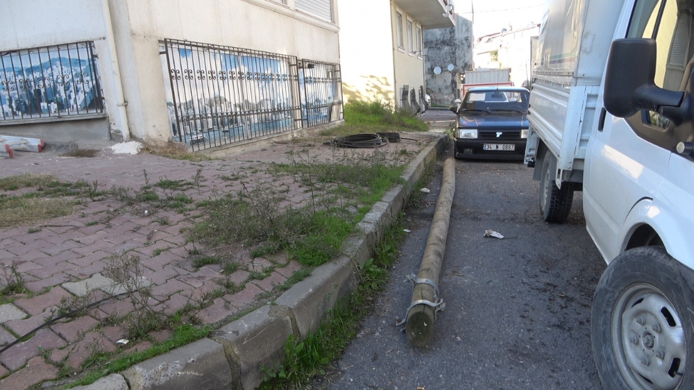 Arnavutköy’de telefon direği sokakta bulunan aracın üstüne düştü