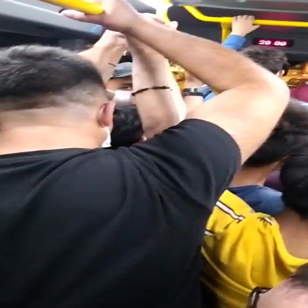 Arnavutköy’de tıka basa dolu minibüs pes dedirtti