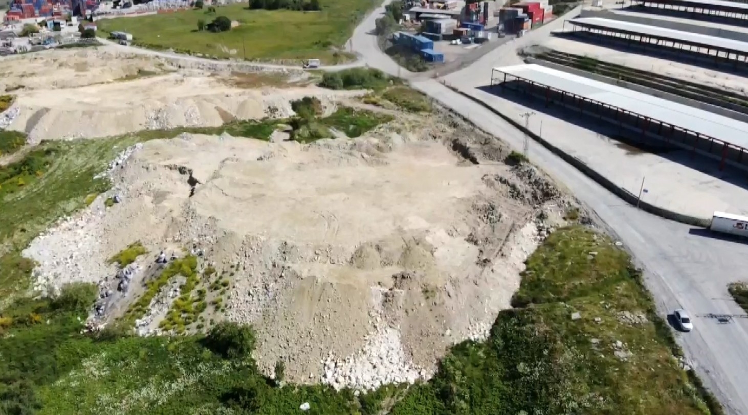 Arnavutköy’de yeşil alana dökülen tonlarca hafriyat havadan görüntülendi