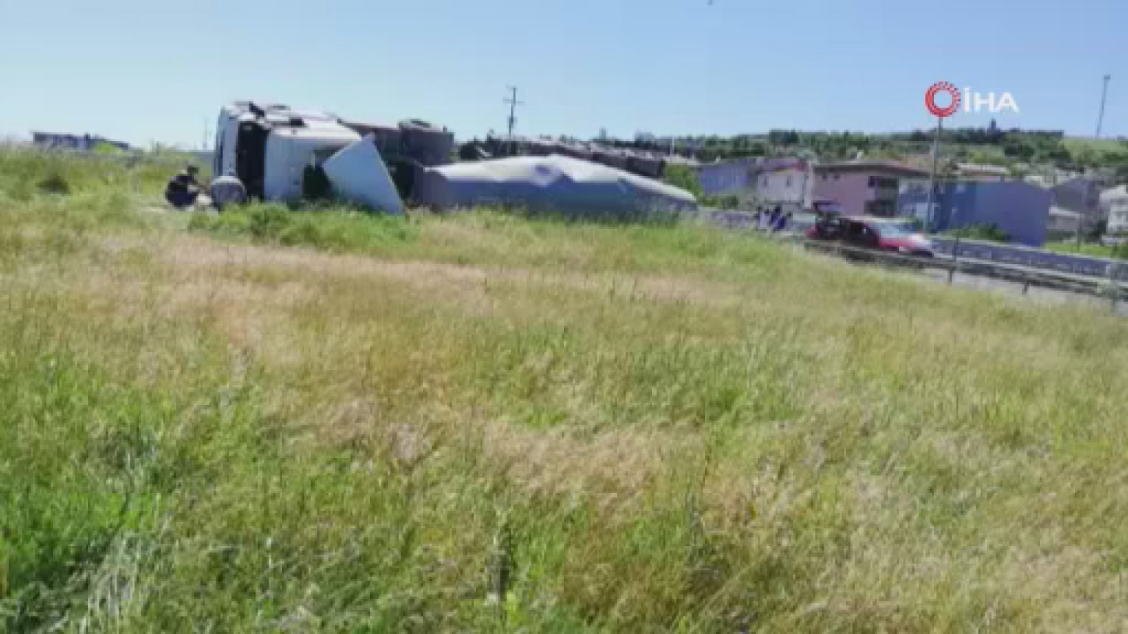 Arnavutköy’de yoldan çıkan beton mikseri bariyerlere çarparak devrildi