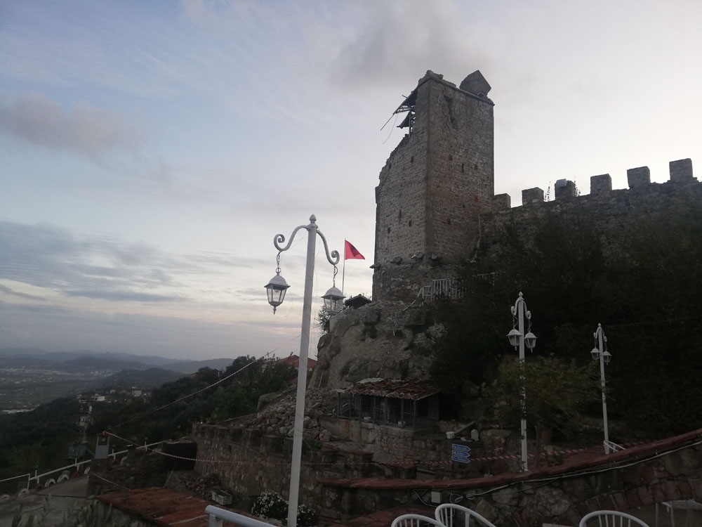 Arnavutlukta Deprem Sonrası 500 Yıllık Preza Kalesinin Duvarları Yıkıldı