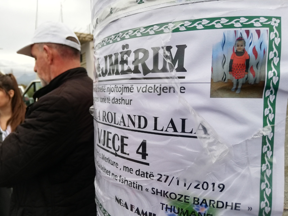 Arnavutlukta Depremde Ölenlerin Fotoğrafları Direklere Asılarak Duyuruluyor