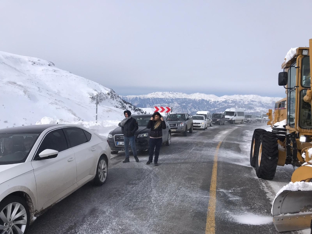 Artvin-Ardahan karayoluna çığ düştü, ulaşım aksadı