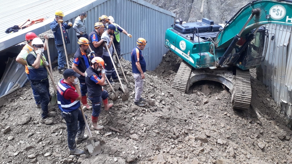 Artvin’de selde kaybolan 3 kişiye ulaşıldı