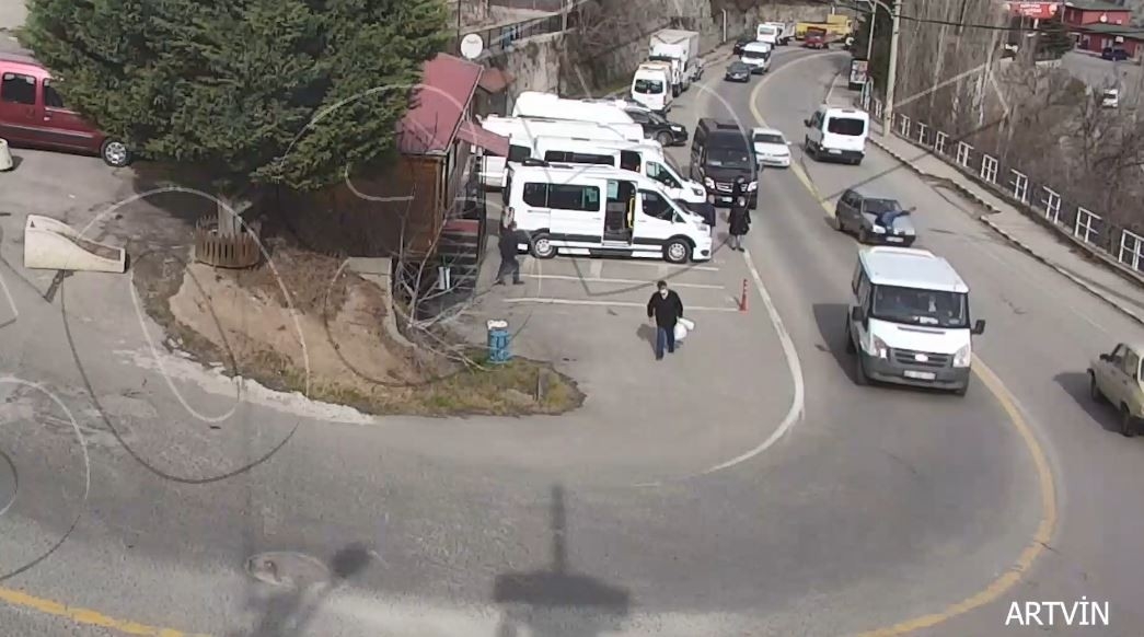 Artvin’de yolun karşısına geçmek isteyen yayaya 2 saniye içinde iki araç çarptı