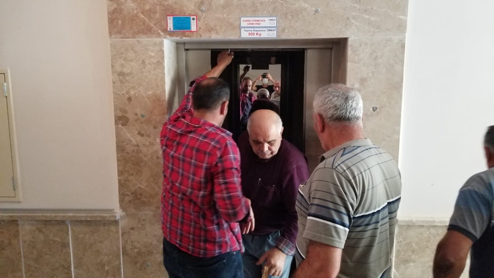 Asansörde mahsur kalan vatandaş uzun uğraşlar sonucu kurtarıldı