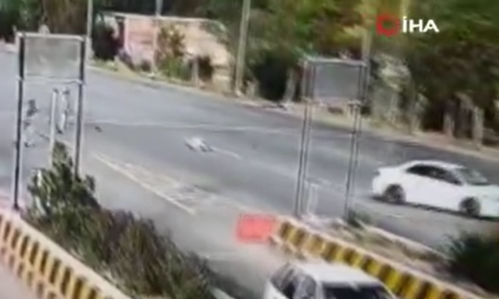 Aşırı hız yapan otomobil sürücüsünün çarptığı polis havada taklalar attı