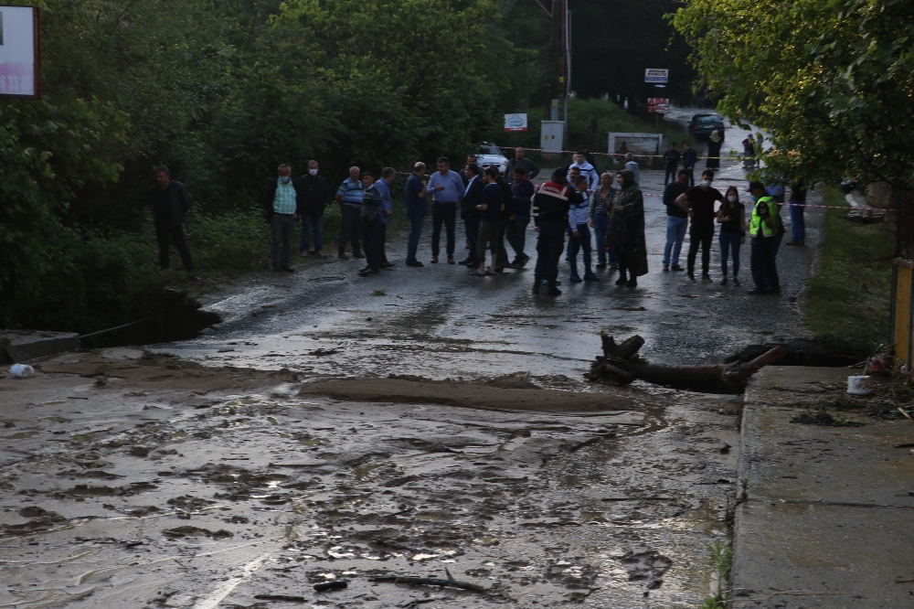 Aşırı yağışla yol çöktü, 7 köyün beldeye ulaşımı uzadı